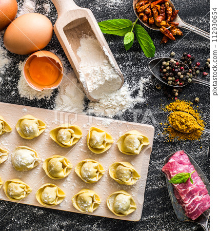 raw ravioli 112930654