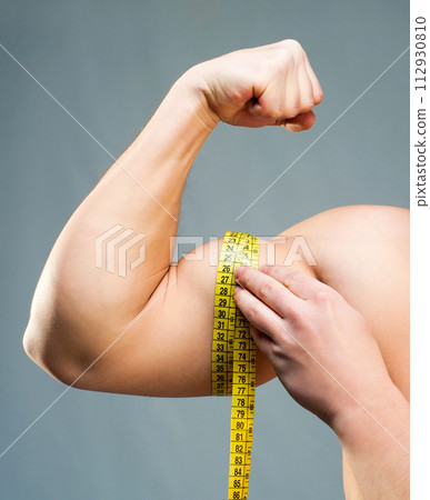 man measuring bicepsc man measuring bicepsc 112930810