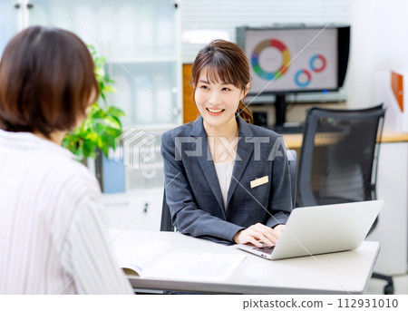 與婦女協商的工作人員 112931010