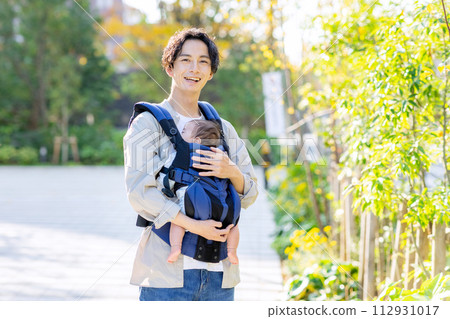 撫養孩子的男人的形象 112931017