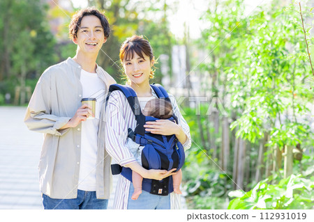 幾個抱著一個嬰兒走到外面 112931019