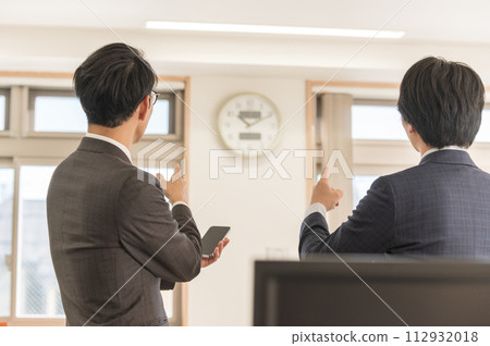 一位關心時間的西裝男商人 一位關心時間的西裝男商人 112932018