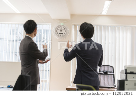 一位關心時間的西裝男商人 112932021