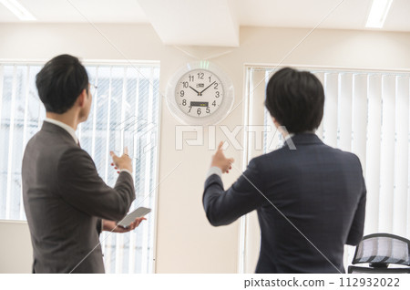 一位關心時間的西裝男商人 112932022