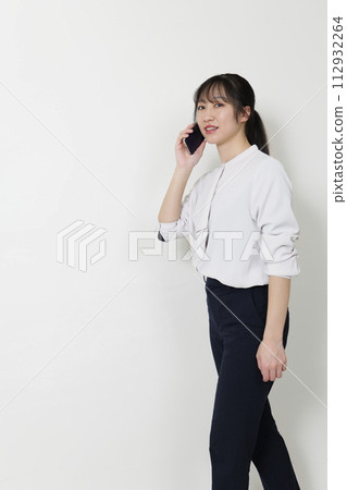 女性 20 多歲 辦公室工作 白色背景 空間 女性 20 多歲 辦公室工作 白色背景 空間 112932264