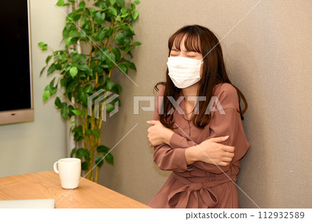 一個戴著面具的冷漠的年輕亞洲女人 112932589