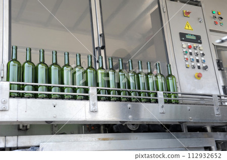 bottles of wine 112932652