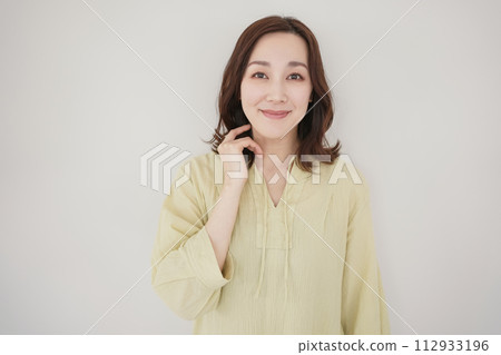 A beautiful woman 112933196