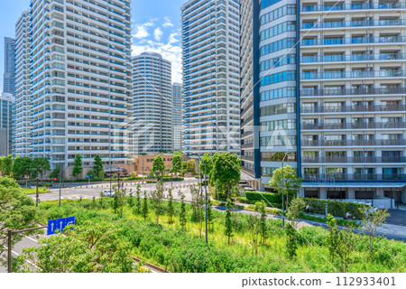 橫濱港未來的城市景觀、高層公寓和十字路口 112933401