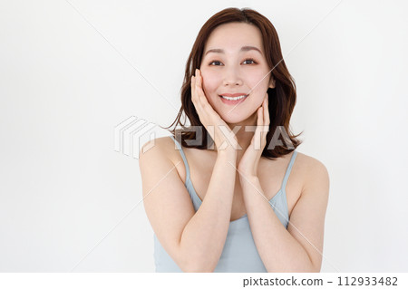 年輕女子撫摸臉頰 112933482