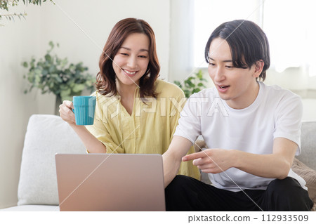 一個男人和一個女人一起看電腦 112933509
