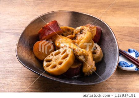 甜辣燉雞肉和根莖類蔬菜 112934191