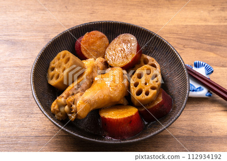 甜辣燉雞肉和根莖類蔬菜 112934192