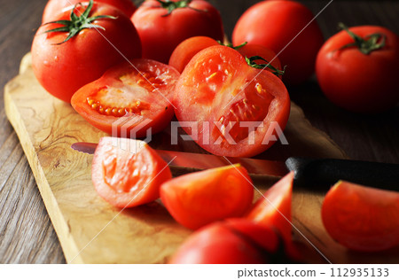 西紅柿在切菜板上切開 112935133