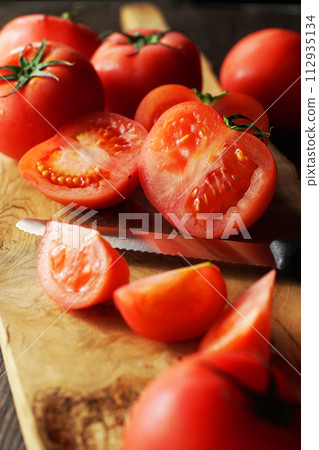 西紅柿在切菜板上切開 112935134
