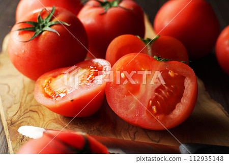 西紅柿在切菜板上切開 112935148