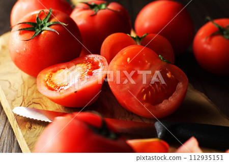 西紅柿在切菜板上切開 112935151