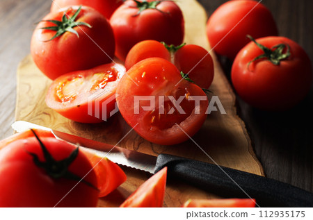 西紅柿在切菜板上切開 112935175