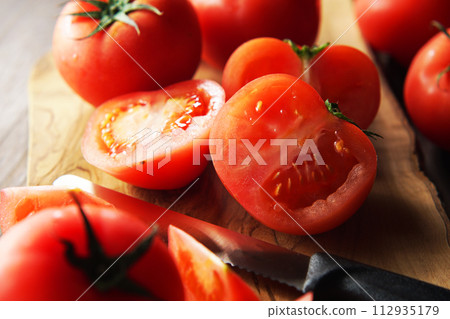 西紅柿在切菜板上切開 112935179