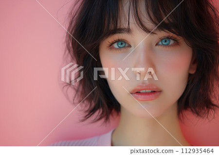 粉紅色背景的自然女性肖像 112935464