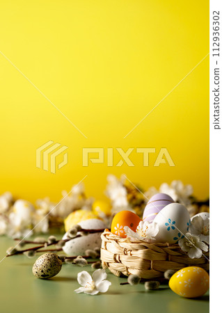 Spring Easter holiday background 112936302