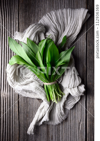 Bunch of fresh bear's wild garlic on wooden table 112936369
