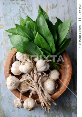 Top view on bunch of fresh bear's wild garlic leaves Top view on bunch of fresh bear's wild garlic leaves 112936398