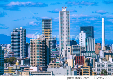 日本池袋副中心的東京城市景觀。 Sunshine 60 和塔樓公寓景觀 = 3 月 10 日 日本池袋副中心的東京城市景觀。 Sunshine 60 和塔樓公寓景觀 = 3 月 10 日 112937000