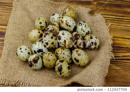 Quail eggs on a wooden table 112937709