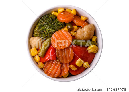 Delicious healthy vegetables steamed carrots, broccoli, asparagus beans and peppers 112938076
