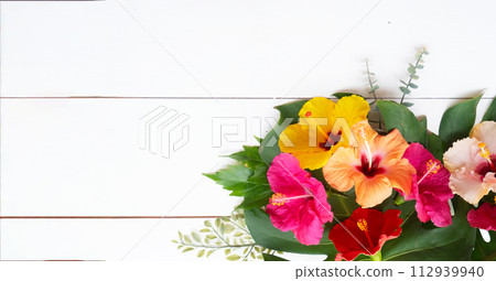 Tropical flowers and leaves, summer vacational background 112939940