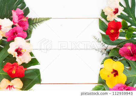 Tropical flowers and leaves, summer vacational background 112939943