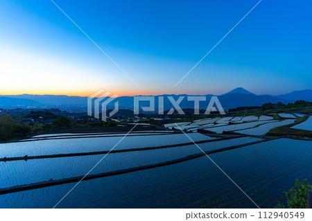 [初夏材料]黎明時分的中野梯田[山梨縣] 112940549