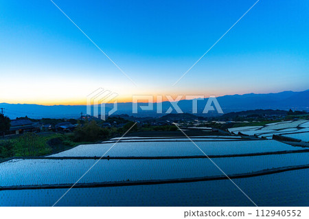 [Early Summer Material] Nakano Terraced Rice Fields at Dawn [Yamanashi Prefecture] 112940552