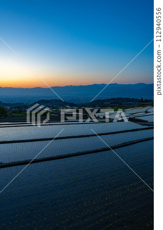 [初夏材料]黎明時分的中野梯田[山梨縣] 112940556