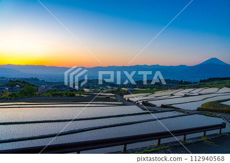 [Early Summer Material] Nakano Terraced Rice Fields at Dawn [Yamanashi Prefecture] 112940568