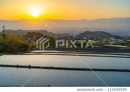 [Early Summer Material] Nakano Terraced Rice Fields at Dawn [Yamanashi Prefecture] 112940595