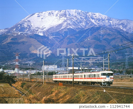 117 series train running with Mt. Ibuki in the background 112941744
