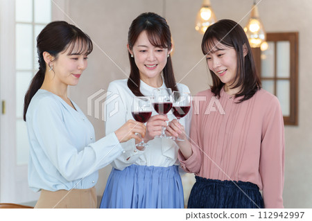 一個女人在聚會上敬酒 一個女人在聚會上敬酒 112942997