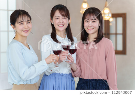 一個女人在聚會上敬酒 一個女人在聚會上敬酒 112943007