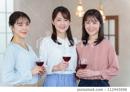 在聚會上喝酒的女人 在聚會上喝酒的女人 112943098