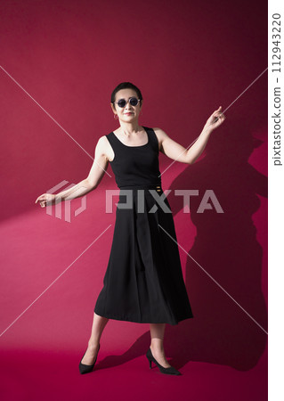 A woman in a black dress 112943220