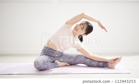 Middle women stretching 112943253
