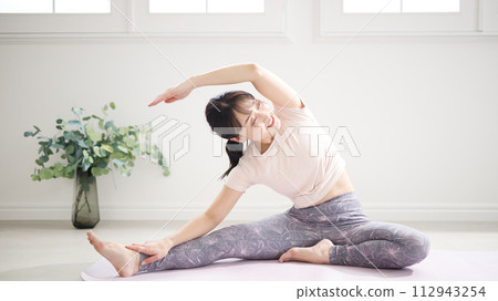 Middle women stretching Middle women stretching 112943254