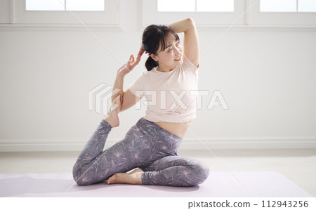 打瑜伽的中年婦女 打瑜伽的中年婦女 112943256
