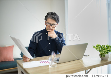 中年男子在客廳進行遠距辦公 112943261