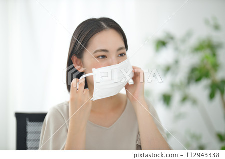 Young businesswoman wearing a mask in the office 112943338