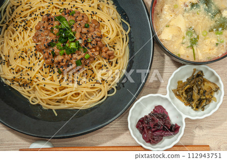 A fusion of Japanese and Western! A modern approach to eating with natto pasta 112943751