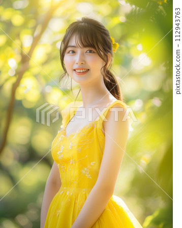 穿著黃色洋裝的女模特兒在大自然中微笑 穿著黃色洋裝的女模特兒在大自然中微笑 112943763