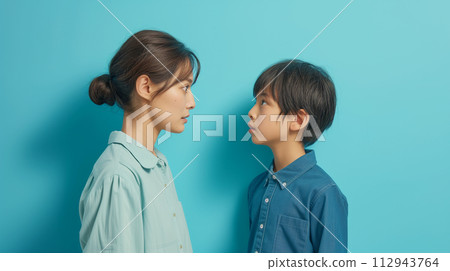 母親和孩子認真討論 112943764